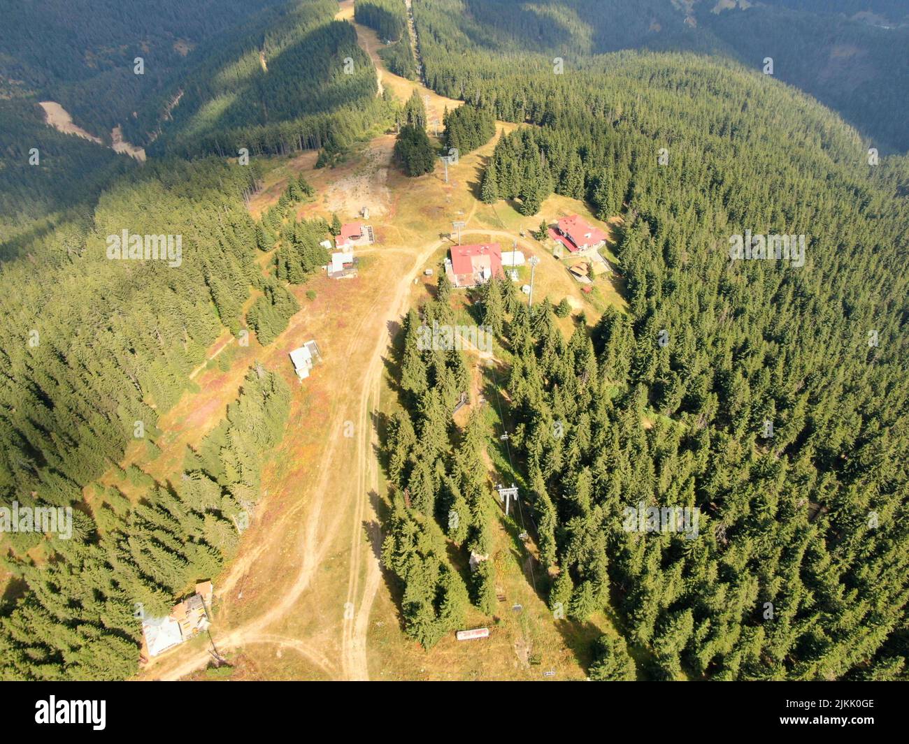 Una vista aerea delle montagne e della campagna bulgara di Asenovgrad Foto Stock