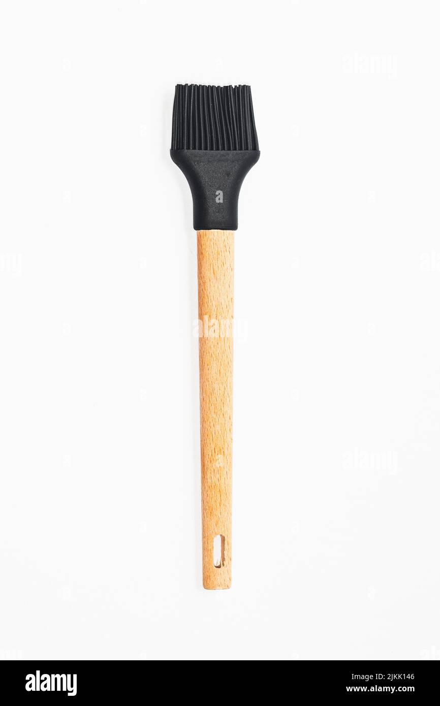 Un colpo verticale di un pennello da pasticceria isolato su sfondo bianco Foto Stock