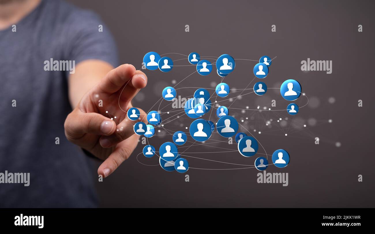 Una persona che presenta la proiezione virtuale della rete umana Foto Stock
