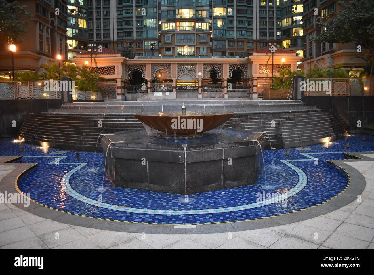 Una foto di una fontana contro l'edificio residenziale di Laguna Verde a Hung Horn, Hong Kong Foto Stock