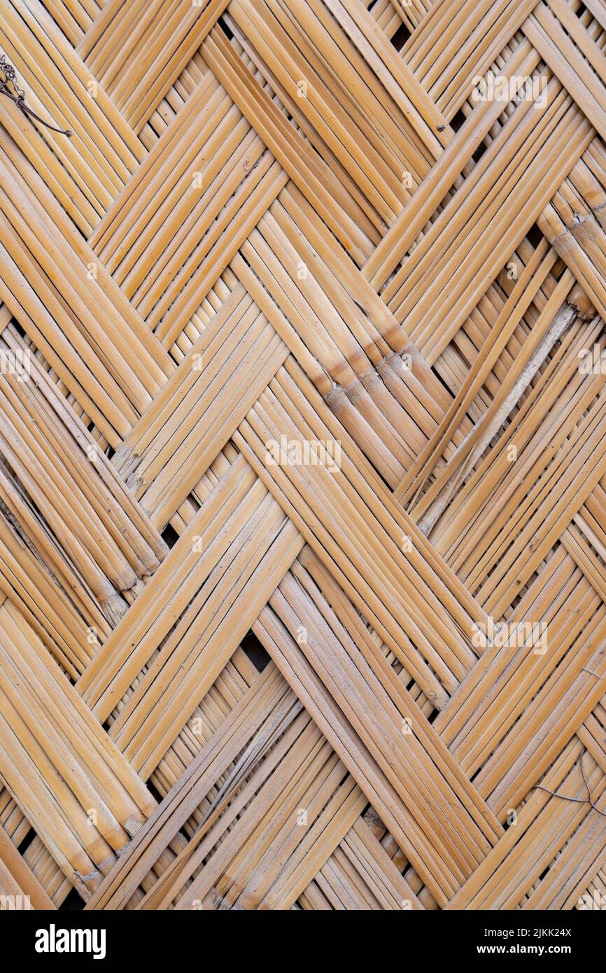 Un primo piano verticale di sfondo con texture in vimini. Foto Stock