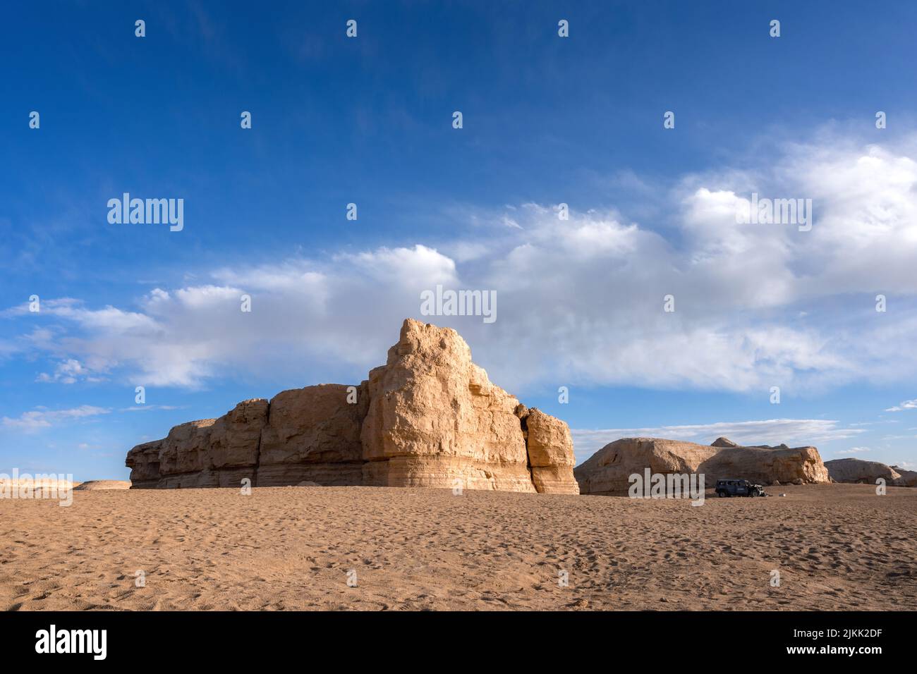 La bella vista delle arenarie nel deserto contro il cielo blu. Foto Stock