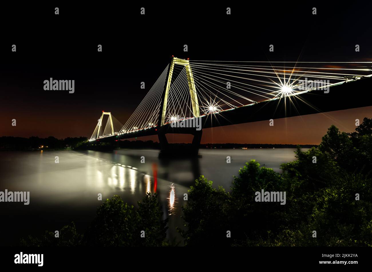 Un bellissimo scatto di Lewis e Clark Bridge di notte a Louisville, Kentucky, Stati Uniti Foto Stock