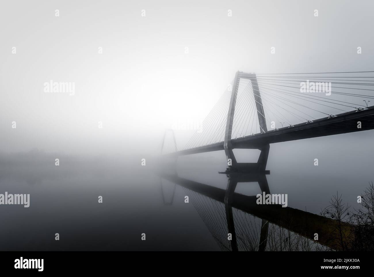 Una vista in scala di grigi di Lewis e Clark Bridge contro coperto di nebbia a Louisville, Kentucky, Stati Uniti Foto Stock