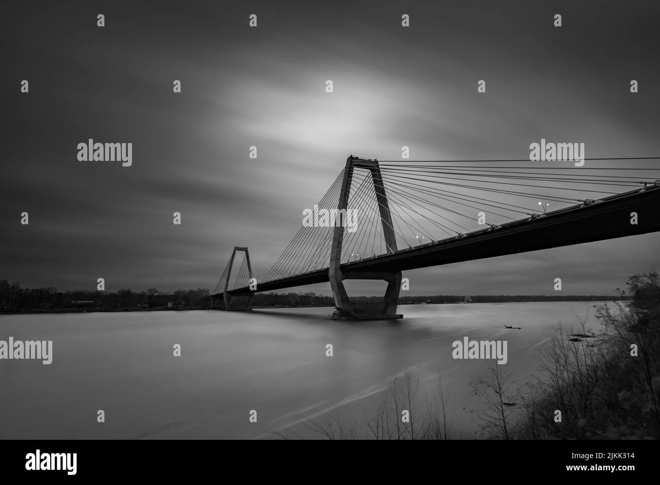 Una vista in scala di grigi di Lewis e Clark Bridge contro il cielo nuvoloso a Louisville, Kentucky, Stati Uniti Foto Stock