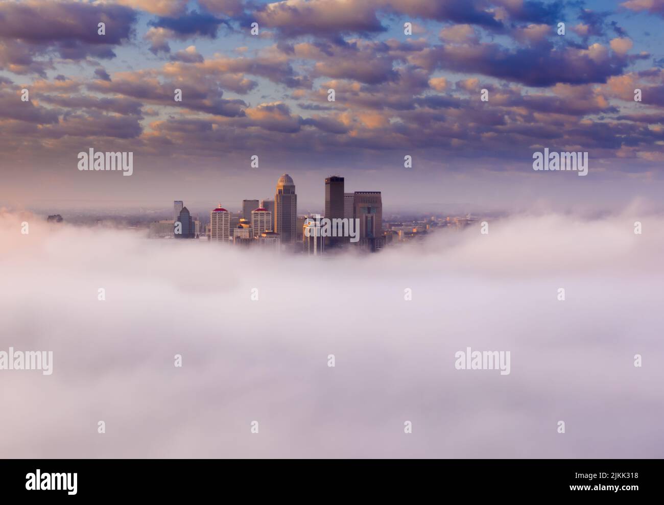 Un bellissimo scatto della città di Louisville tra le nuvole con una vista incredibile del paesaggio nuvoloso in una giornata di sole, Kentucky, Stati Uniti Foto Stock