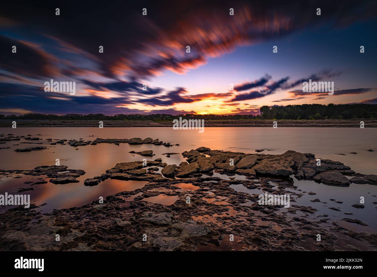 Una splendida vista panoramica di un tramonto epico sul fiume Ohio, Stati Uniti Foto Stock