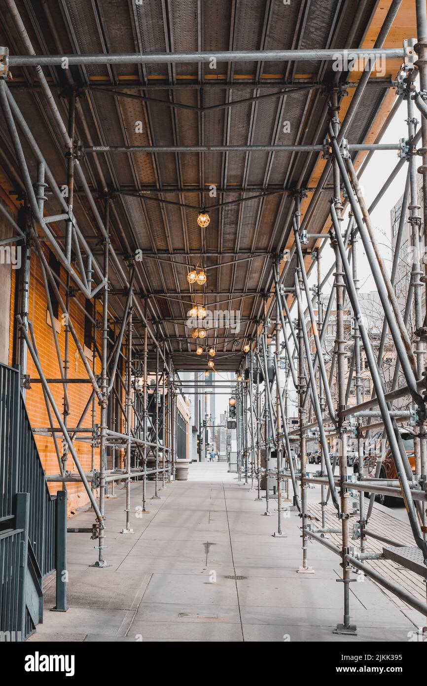 Un'immagine verticale di alte classifiche di costruzione in metallo in un cantiere con soffitto in metallo Foto Stock