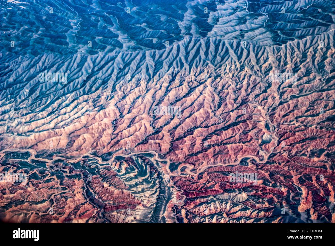 Un colpo d'aria che domina le montagne di Tianshan a Xinjiang. Foto Stock