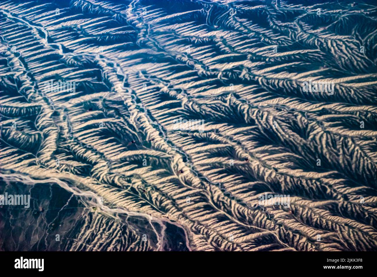 Un colpo d'aria che domina le montagne di Tianshan a Xinjiang. Foto Stock