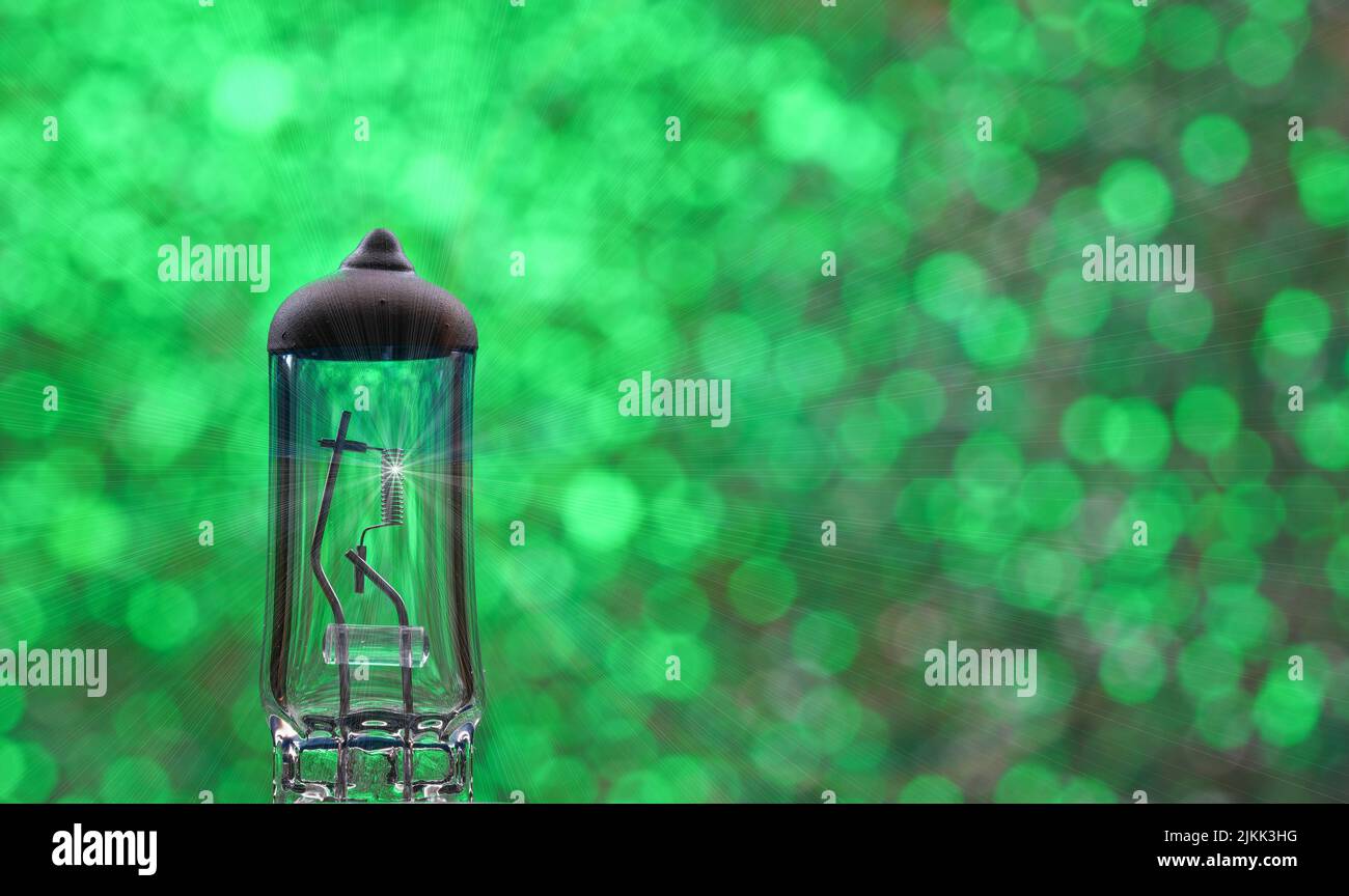 Un primo piano di una lanterna con luci bokeh verdi sullo sfondo Foto Stock