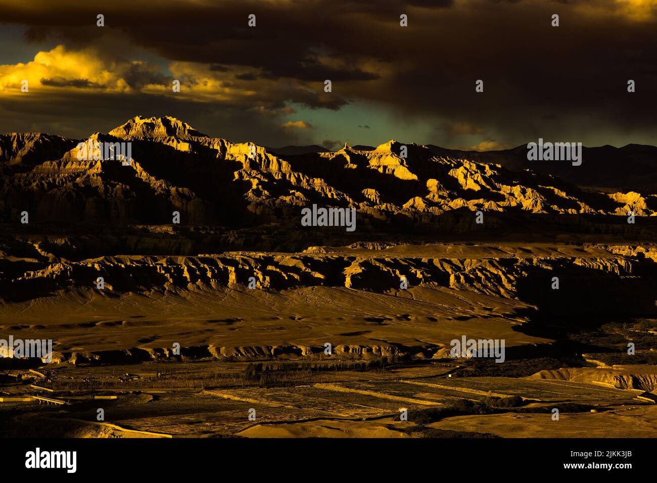 Una vista ipnotica di uno splendido paesaggio al tramonto panoramico in Tibet, Cina Foto Stock