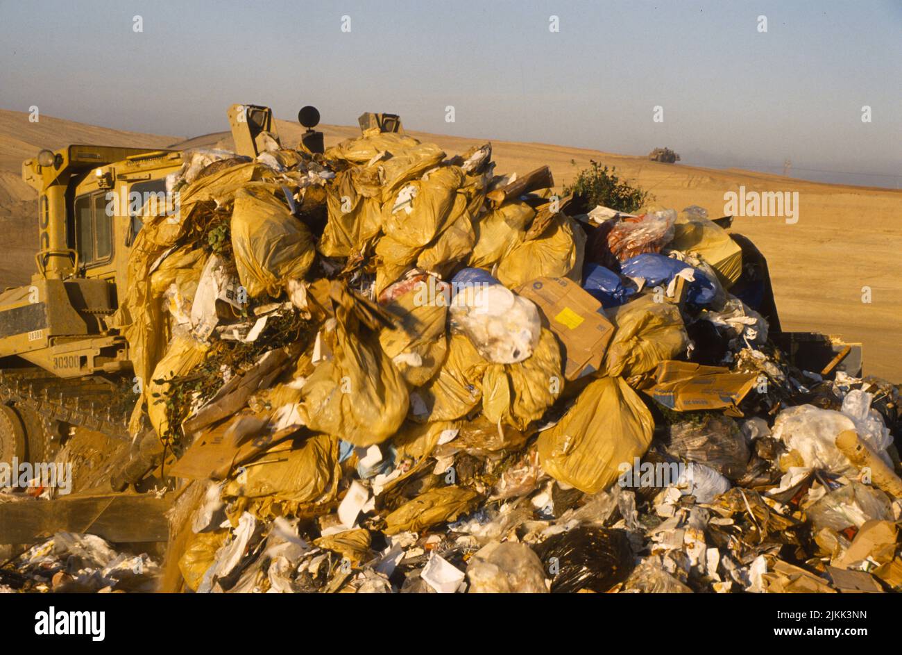Il bulldozer spinge i rifiuti presso la discarica Miramar a San Diego, California Foto Stock