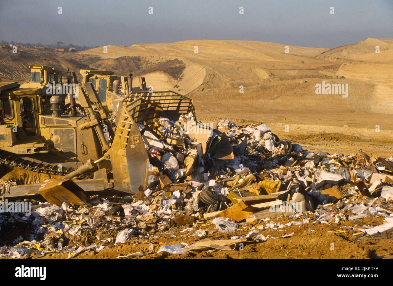 Il bulldozer spinge i rifiuti presso la discarica Miramar a San Diego, California Foto Stock