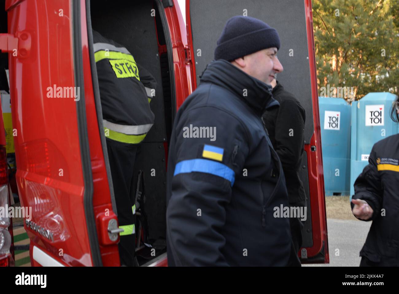 I vigili del fuoco polacchi forniscono sostegno ai colleghi ucraini lungo il confine Foto Stock