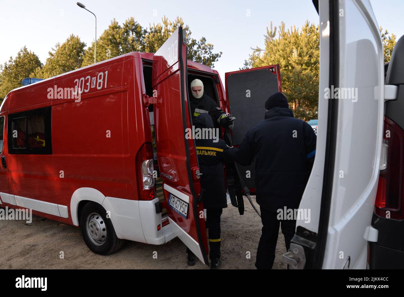 I vigili del fuoco polacchi incontrano i colleghi ucraini lungo il confine e forniscono attrezzature antincendio e apparecchiature mediche per l'Ucraina Foto Stock