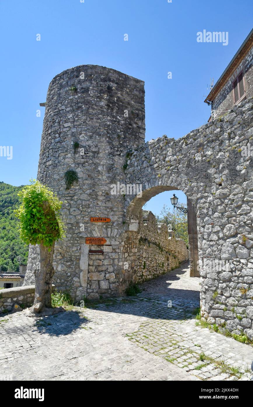 Uno scatto verticale di uno stretto corridoio acciottolato tra vecchi edifici medievali. Foto Stock