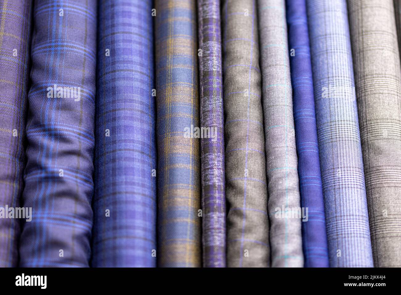 I bulloni di tessuto per la realizzazione di abiti da un su misura per blu e marrone plaid Foto Stock