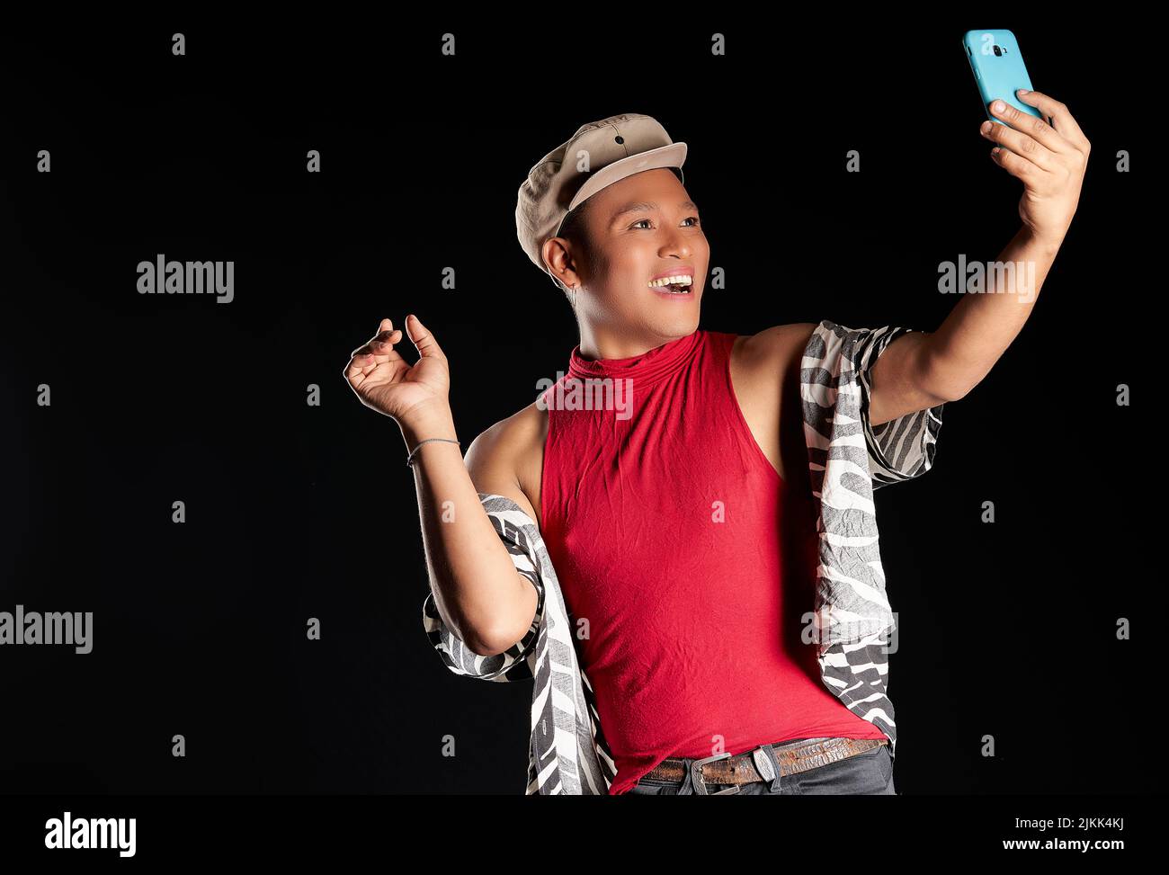 Uomo latino che fa la videochiamata sorridendo Foto Stock