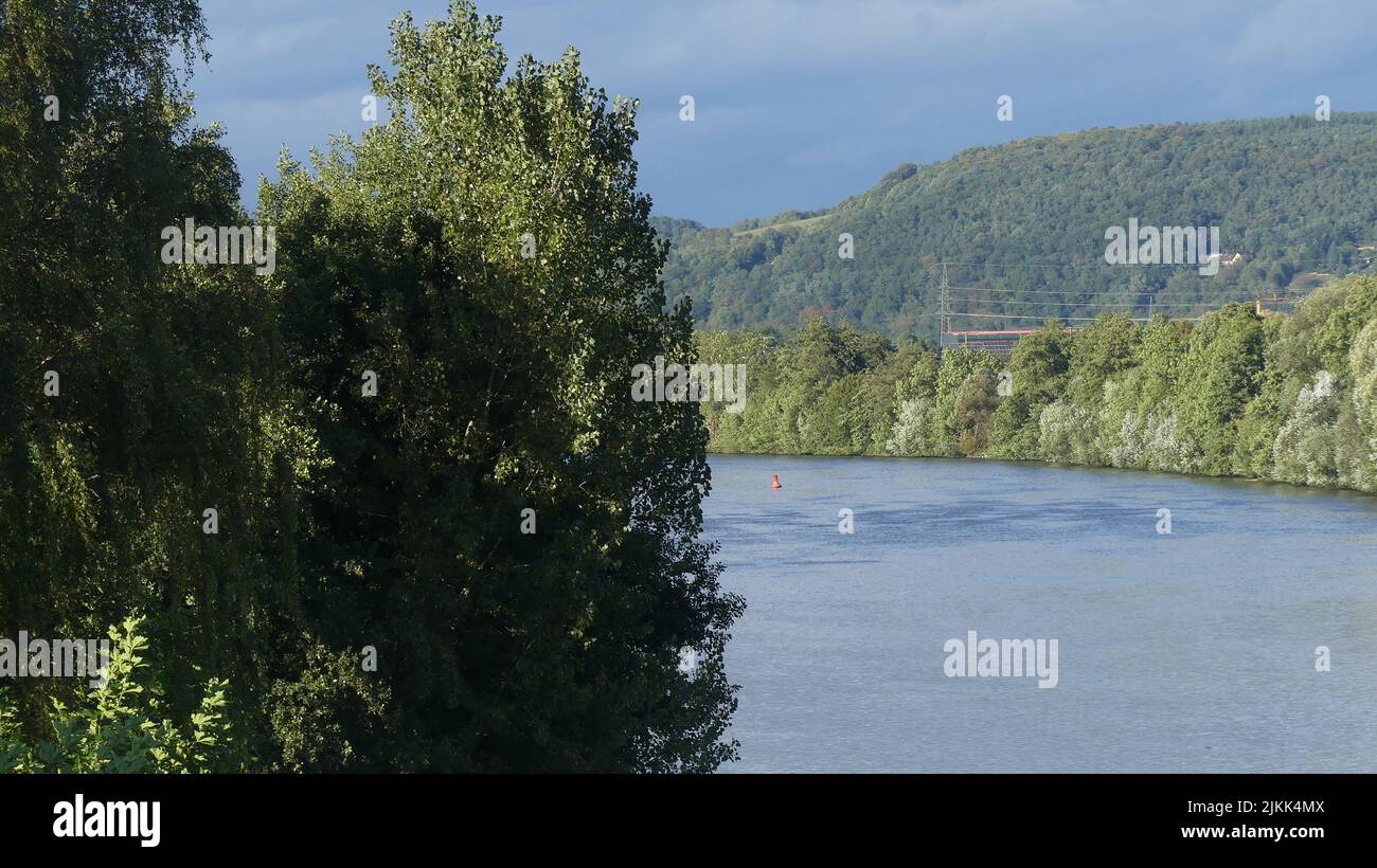 Una splendida vista su un lago tranquillo circondato da alberi Foto Stock