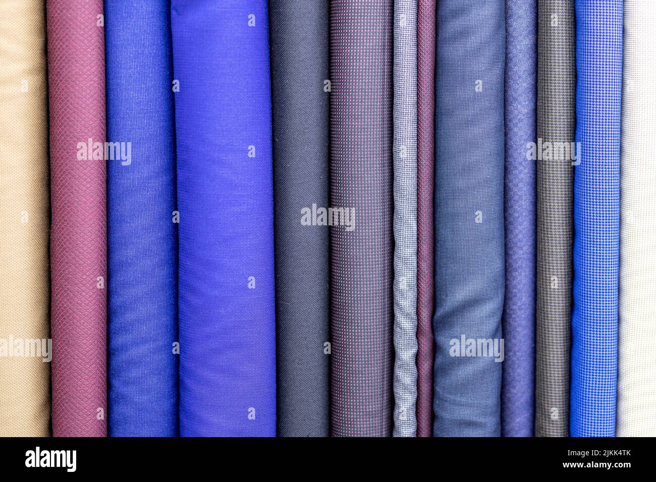 I bulloni blu, marrone e grigio per la realizzazione di abiti in tessuto per la realizzazione di abiti su misura Foto Stock