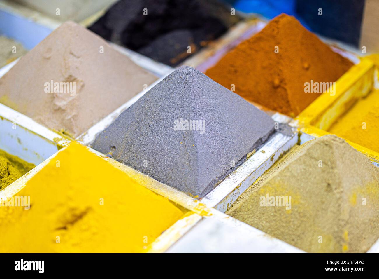 Le colorate piramidi di spezie in vendita in un mercato di strada Foto Stock