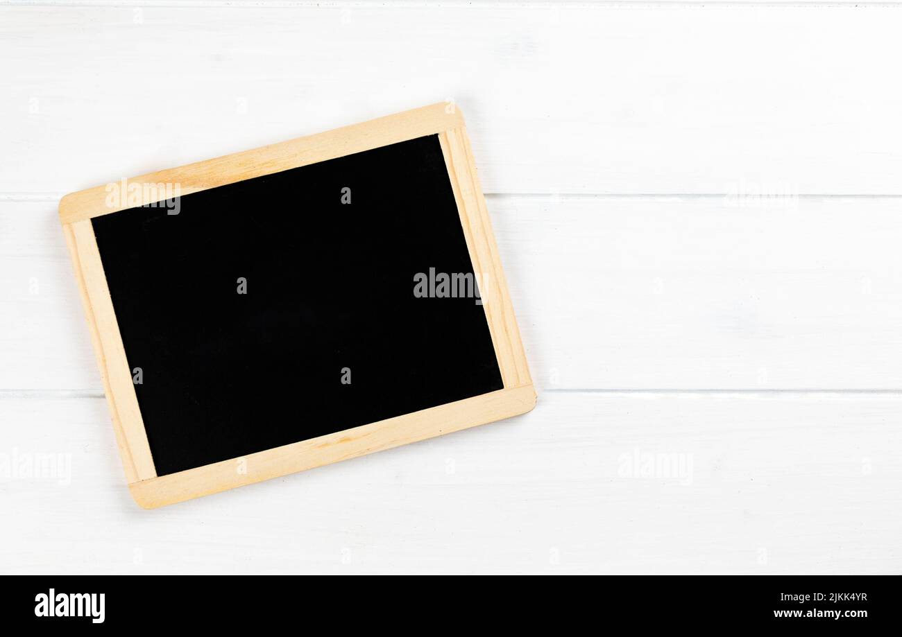 lavagna su sfondo bianco in legno con spazio per la copia Foto Stock