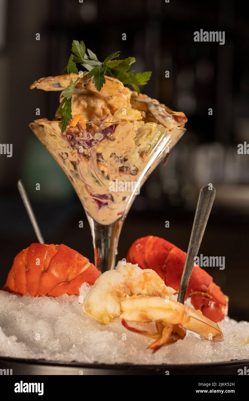 Un concentrato selettivo di cocktail snack nel ristorante Foto Stock
