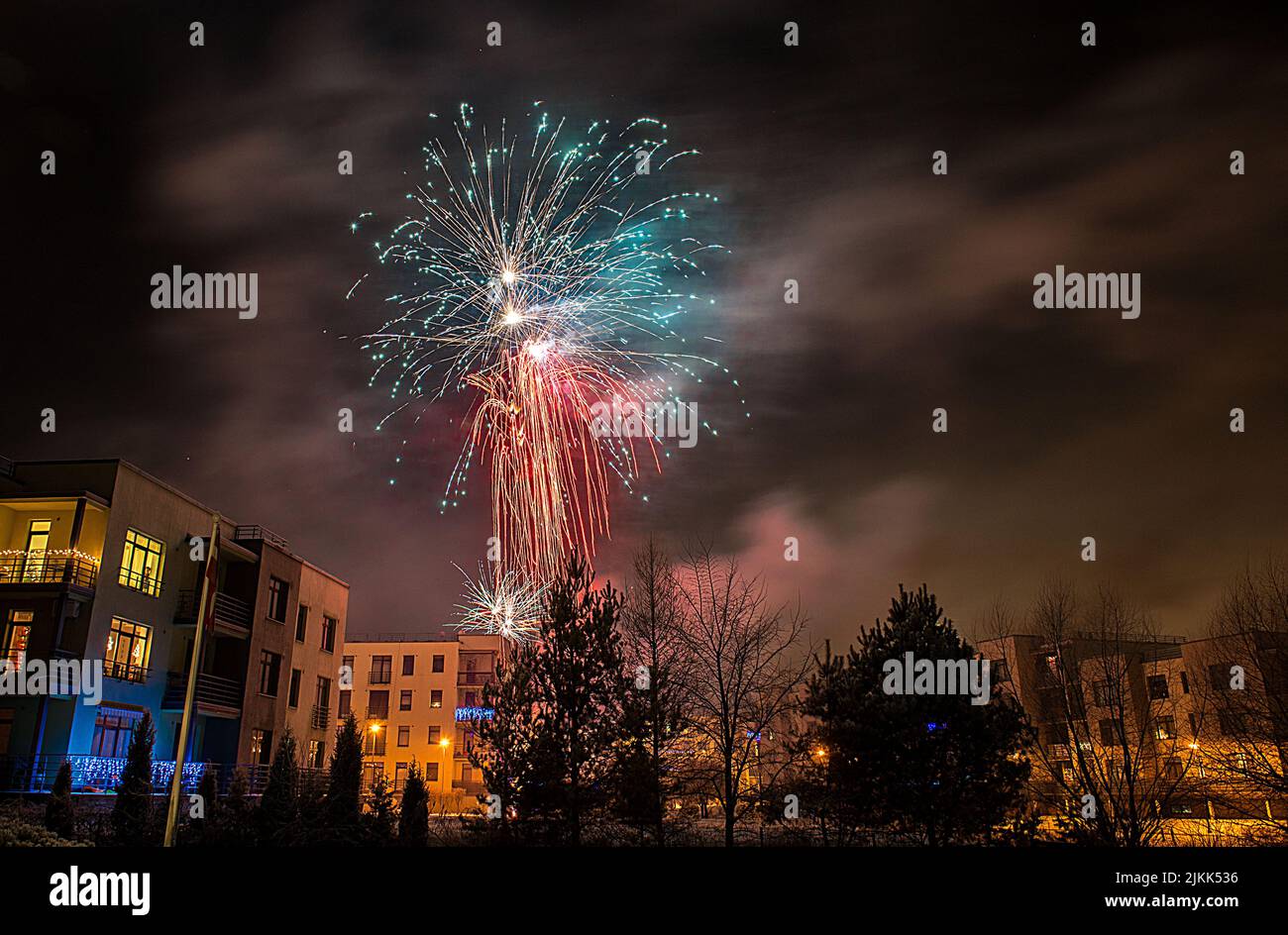 Uno splendido spettacolo di fuochi d'artificio nel buio cielo notturno di riga, in Lettonia, durante il Capodanno Foto Stock