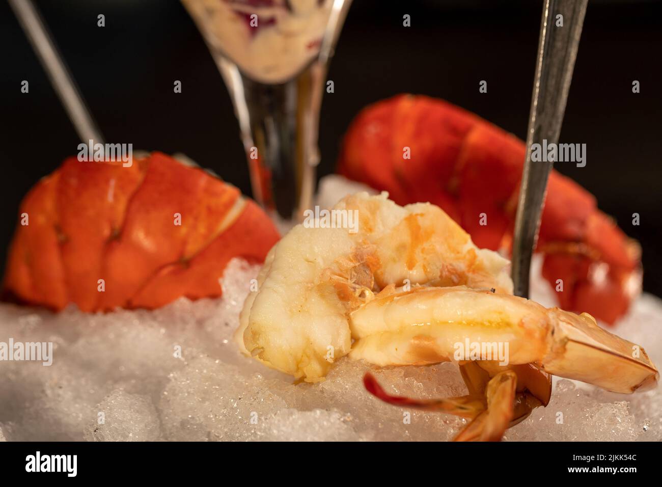 Un concentrato selettivo di gamberetti da cocktail freschi sul ghiaccio Foto Stock