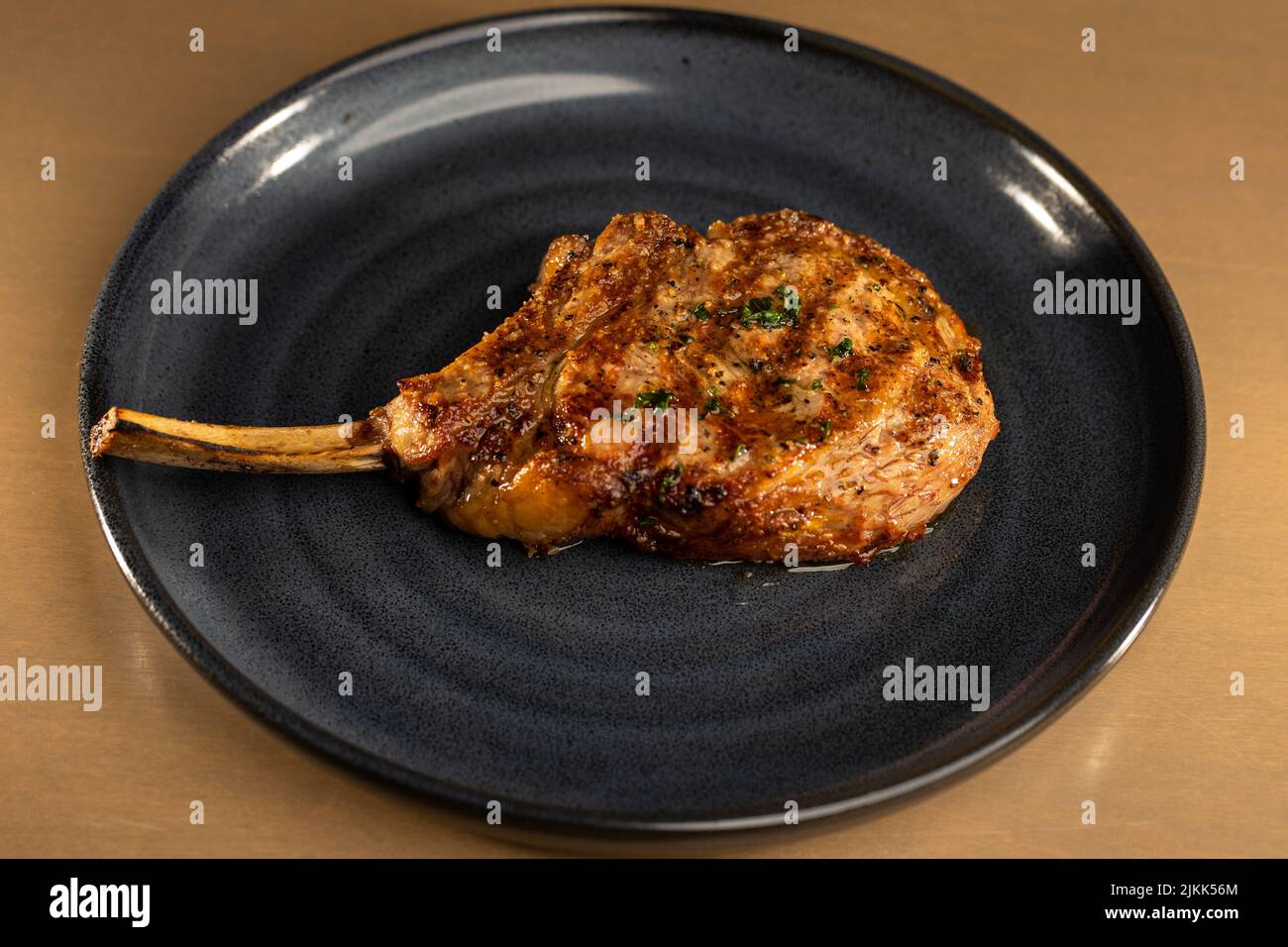 Un primo colpo di bistecca alla griglia su un piatto Foto Stock