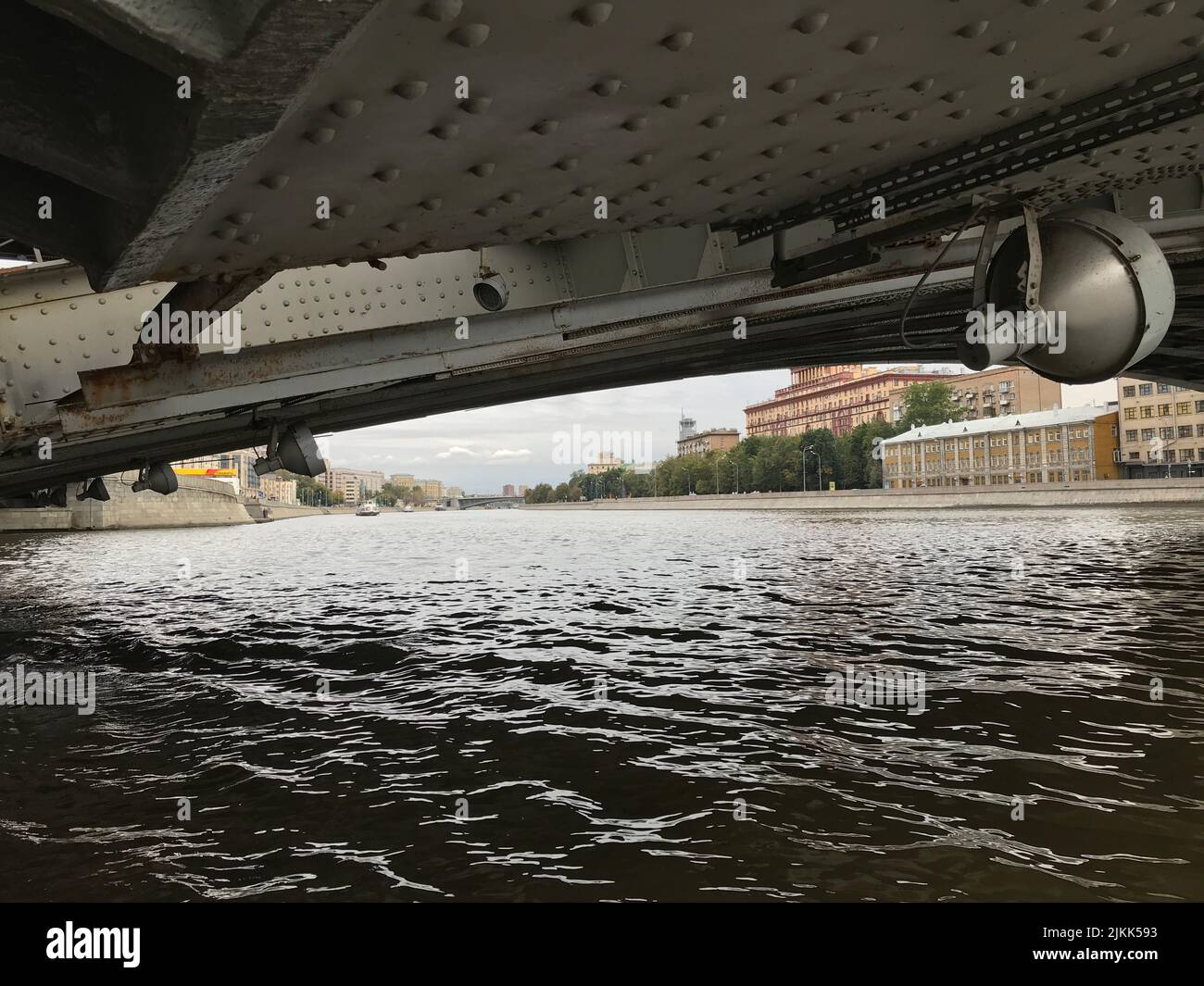 Un fiume in una città in una giornata nuvolosa Foto Stock