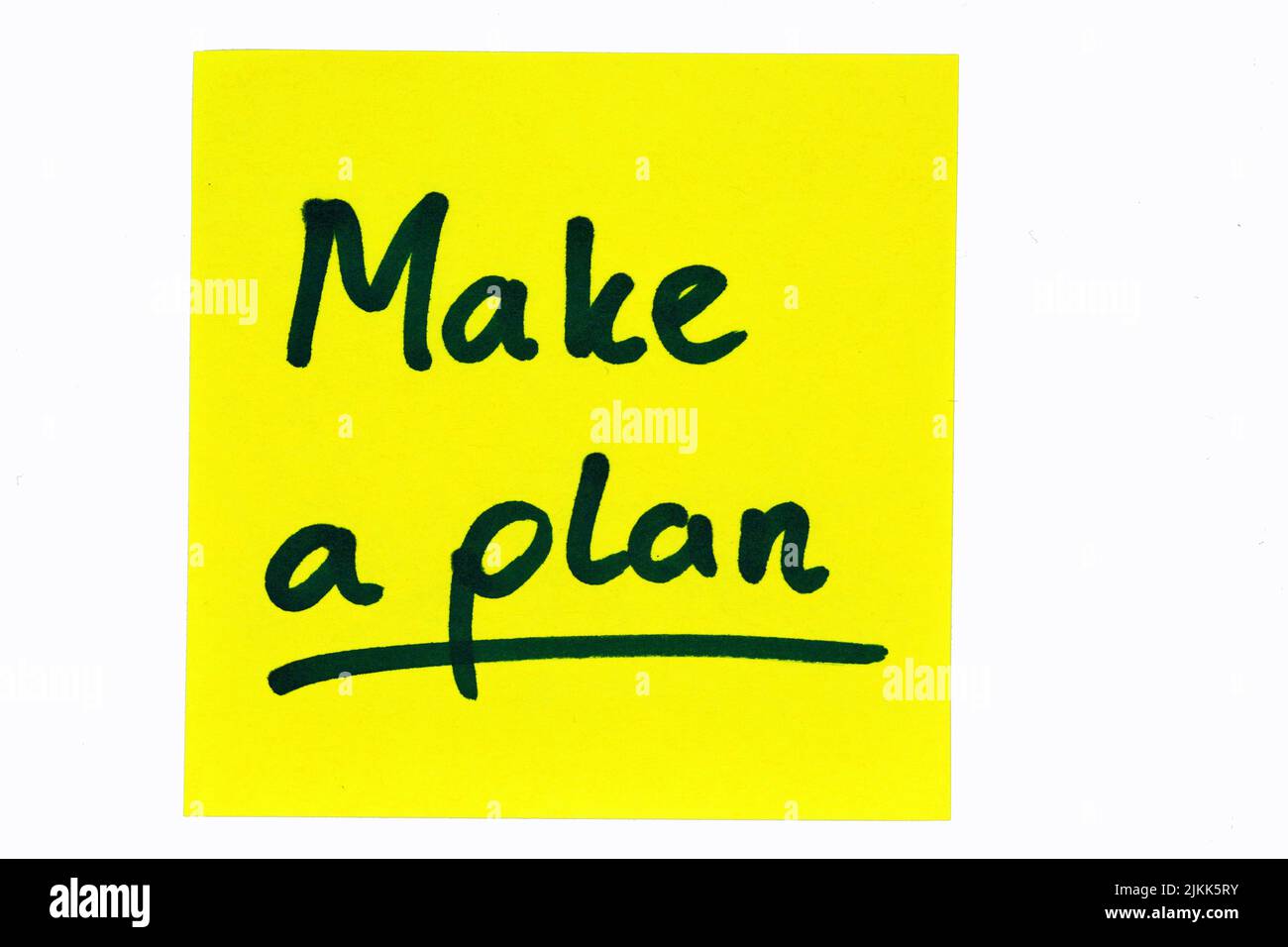 Una citazione motivazionale di colore nero che dice "faccia un programma" su una nota gialla Foto Stock