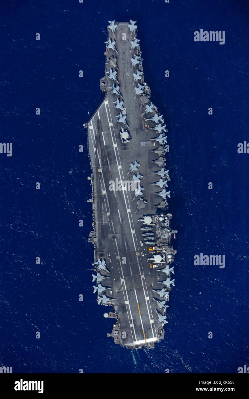 Oceano Pacifico, Stati Uniti. 28 luglio 2022. Il portaerei USS Abraham Lincoln della Marina statunitense di classe Nimitz vele in formazione durante il Rim del Pacifico nell'Oceano Pacifico, 28 luglio 2022 vicino alle Hawaii, USA. Credit: MC3/Mina/Mina Live News Foto Stock