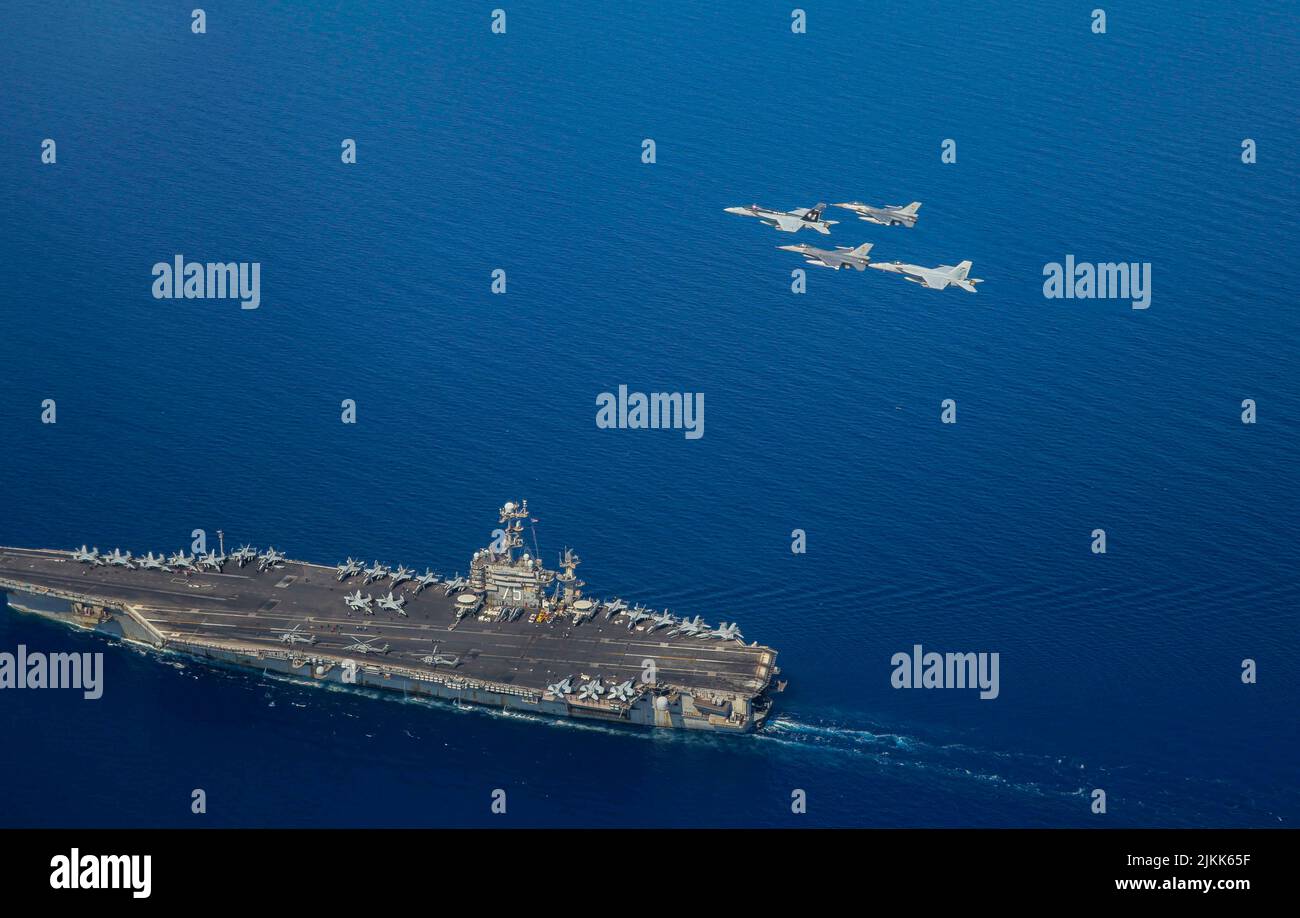 Mar Mediterraneo, Italia. 29 luglio 2022. U.S. Navy F/A-18E Super Hornet Fighter Jet attaccati alla Carrier Air Wing 1 e alla forza aerea belga F-16 aerei volare in formazione sul vettore aereo di classe Nimitz USS Harry S. Truman vele in formazione durante il Rim del Pacifico nell'Oceano Pacifico, luglio 25, 2022 nel Mar Mediterraneo. Credit: Marina Photo/Planetpix/Alamy Live News Foto Stock