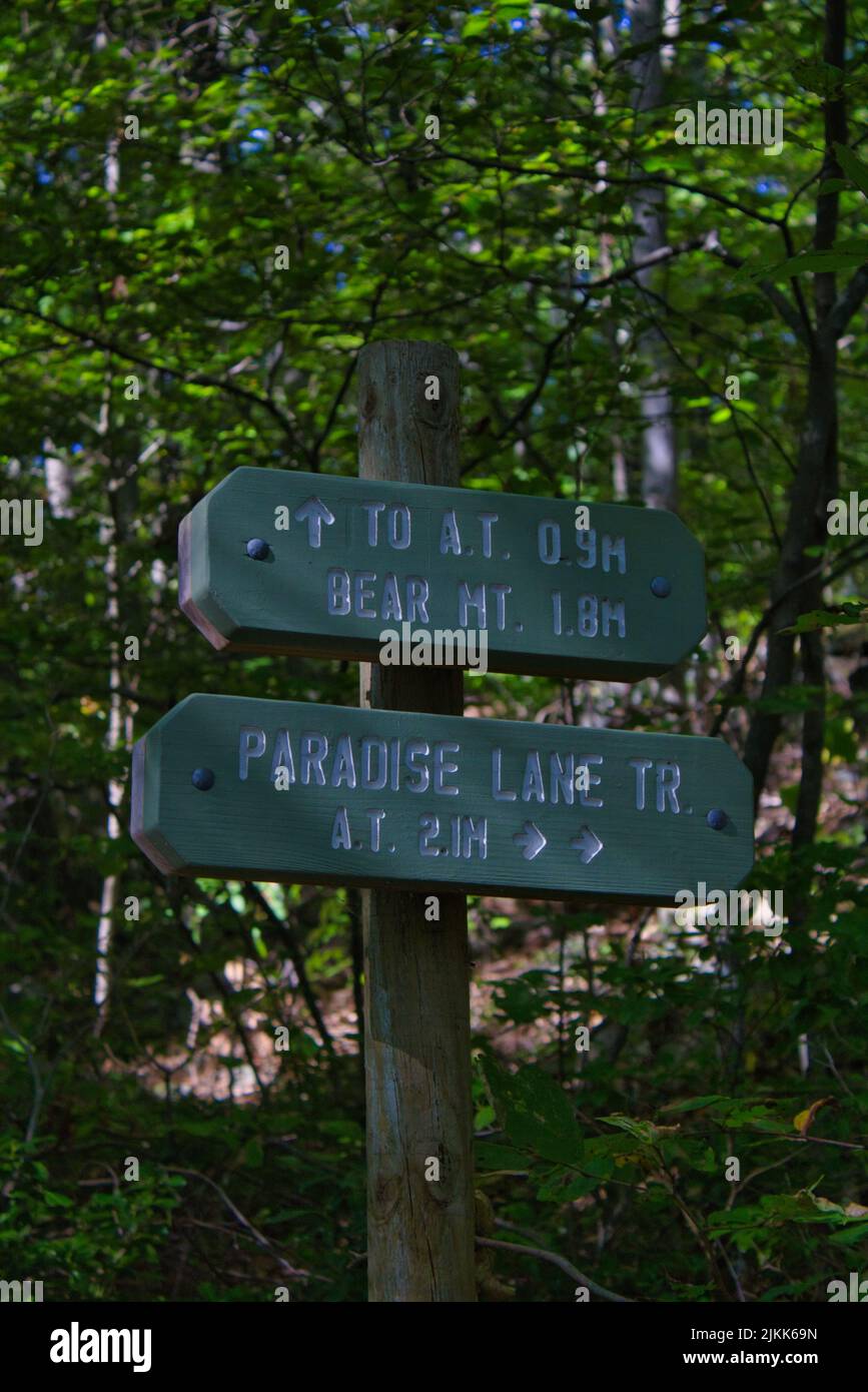 Un cartello in legno nella Bear Mountain, CT Foto Stock