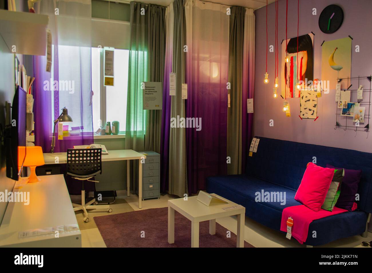 Mosca, Russia, Settembre 2019: IKEA Store Interiors: Camera luminosa per un adolescente, in colori scuri, con accessori colorati: divano, poster sulla parete Foto Stock