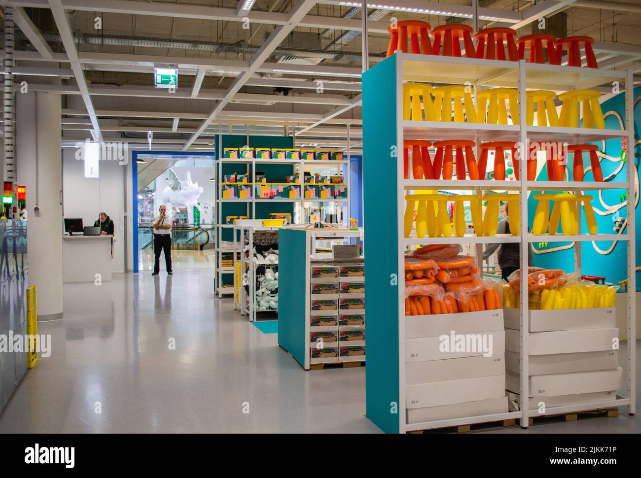 Mosca, Russia, settembre 2019: Ingresso all'IKEA dall'interno del negozio. Ripiani con prodotti luminosi per bambini: Mobili e giocattoli in plastica. Foto Stock