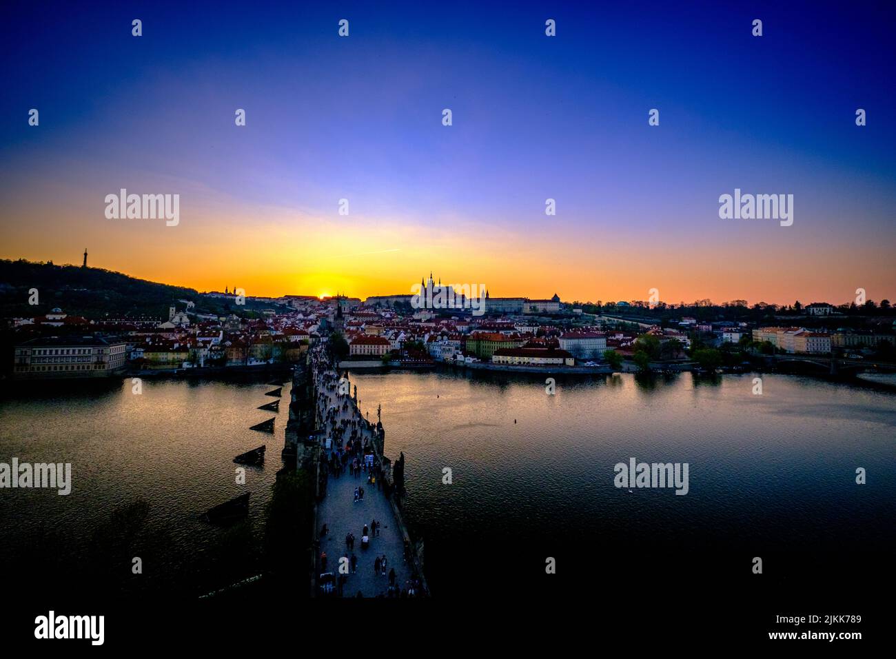 Una vista aerea delle persone che camminano sul ponte Carlo e la città vecchia contro il cielo crepuscolo al tramonto nella Repubblica Ceca Foto Stock
