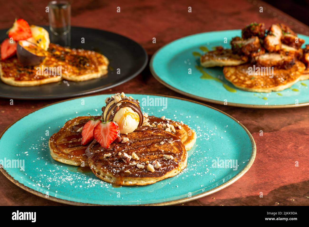 Un primo piano di deliziosi pancake con gelato e fragole Foto Stock