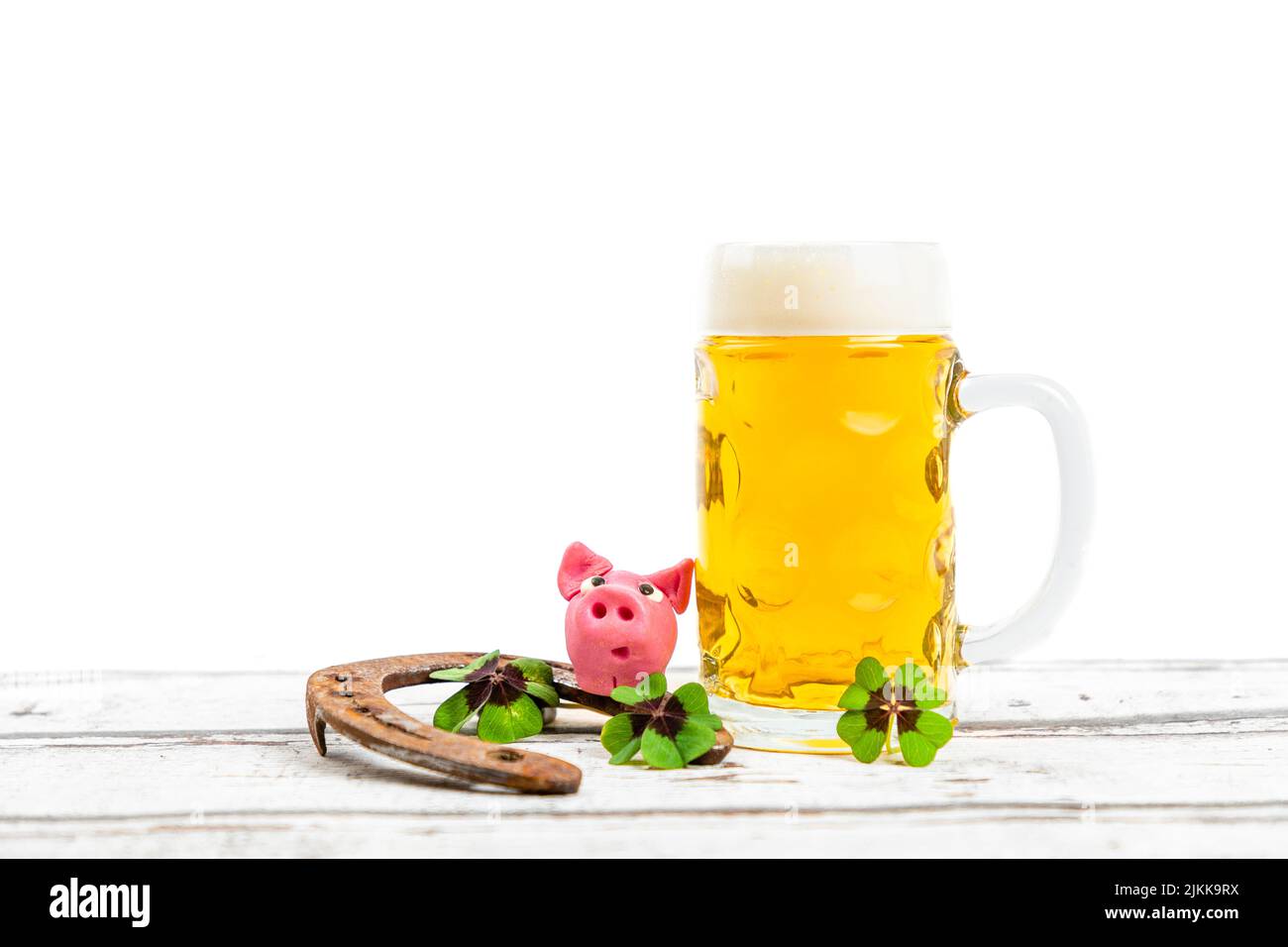 birra con maiale rosa, shamrock e ferro di cavallo per san patricks giorno e spazio copia Foto Stock