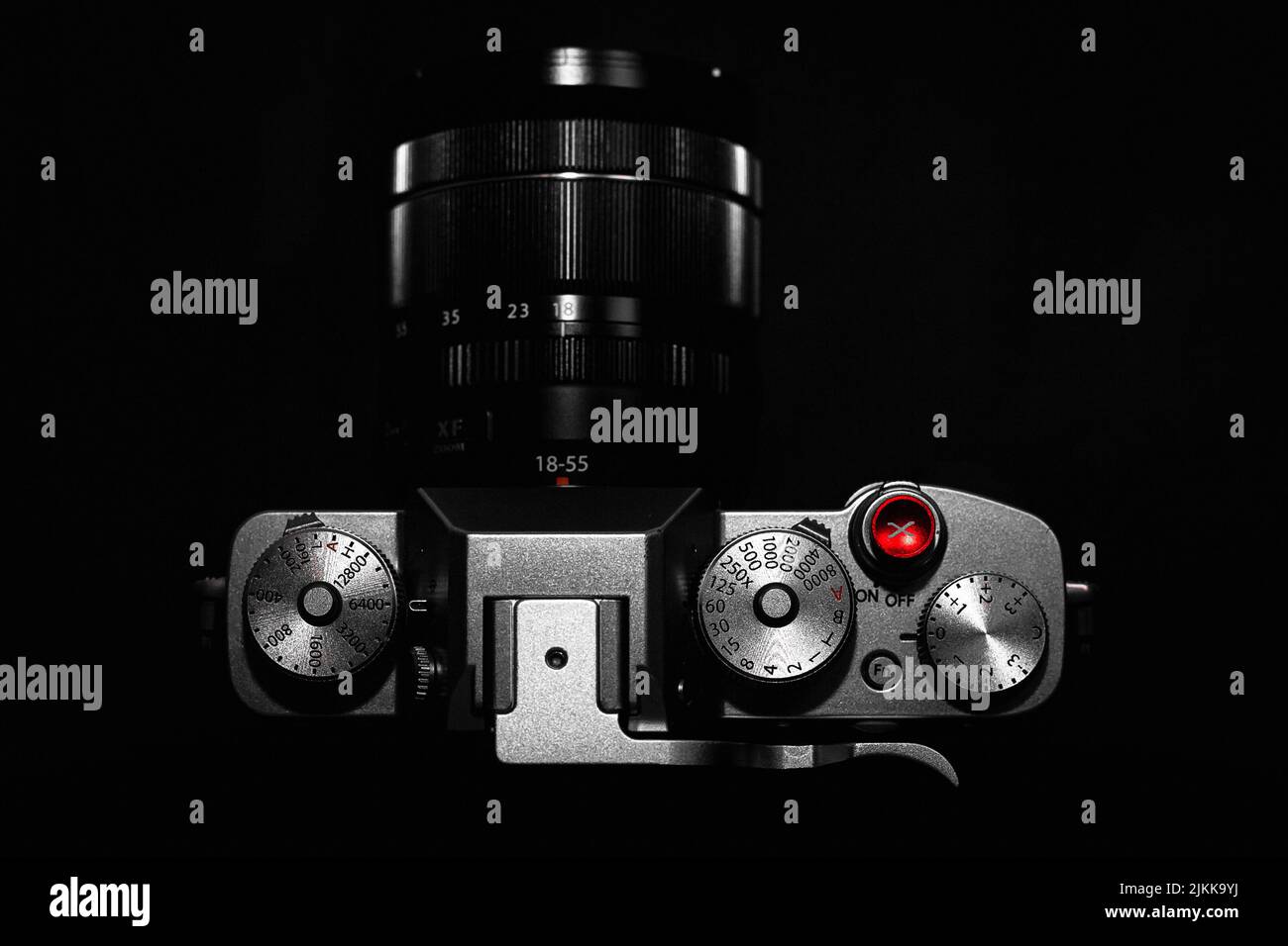 Vista dall'alto di una fotocamera su sfondo nero Foto Stock