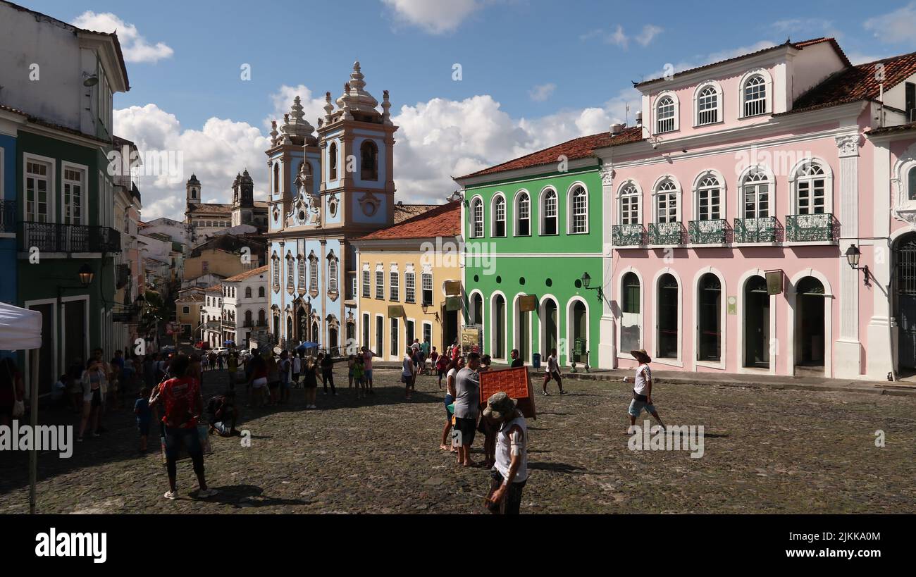 Una vista della gente nella strada nella bella città di Salvador de Bahia, Brasile Foto Stock