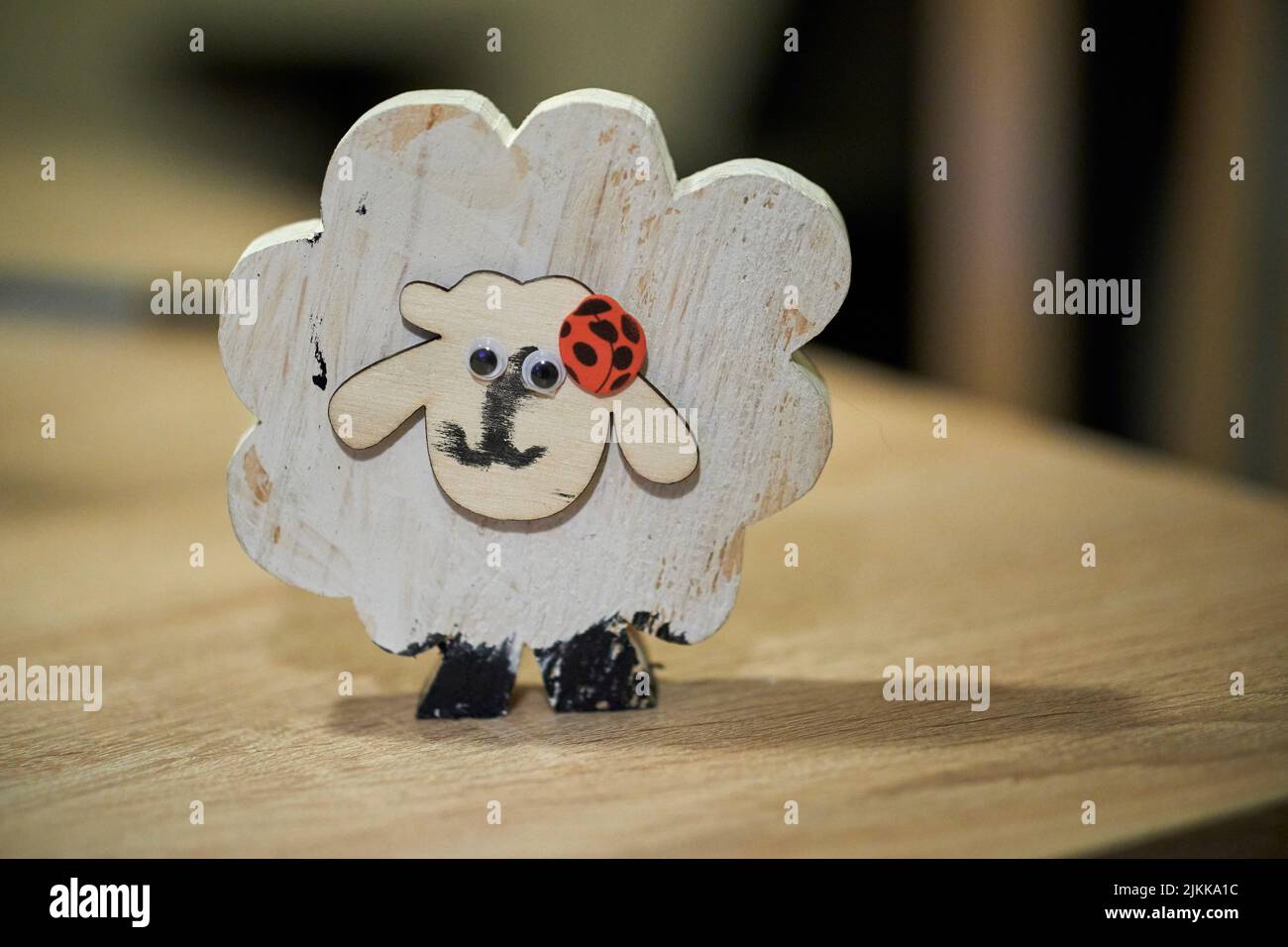 Un primo piano di pecora di legno Foto Stock