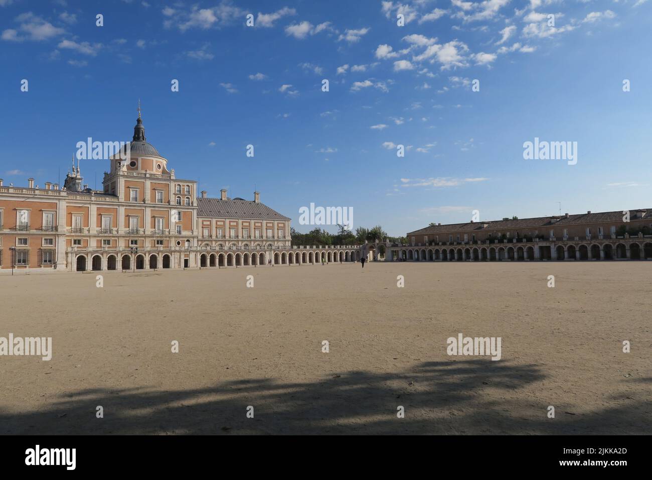 Una vista del comune di Aranjuez a Madrid, Spagna in una giornata di sole sotto il cielo blu Foto Stock