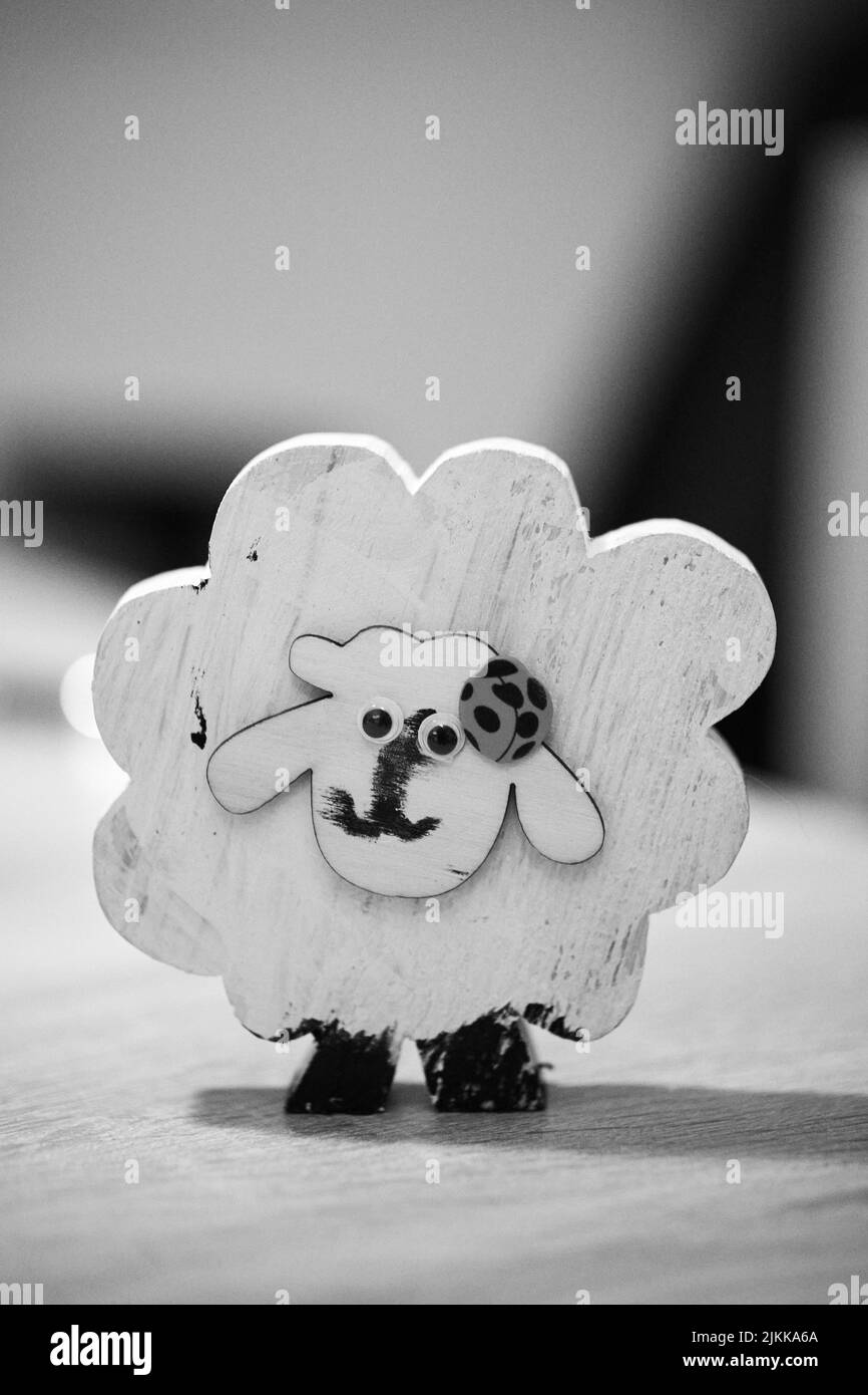 Una scala di grigi di una pecora di legno Foto Stock