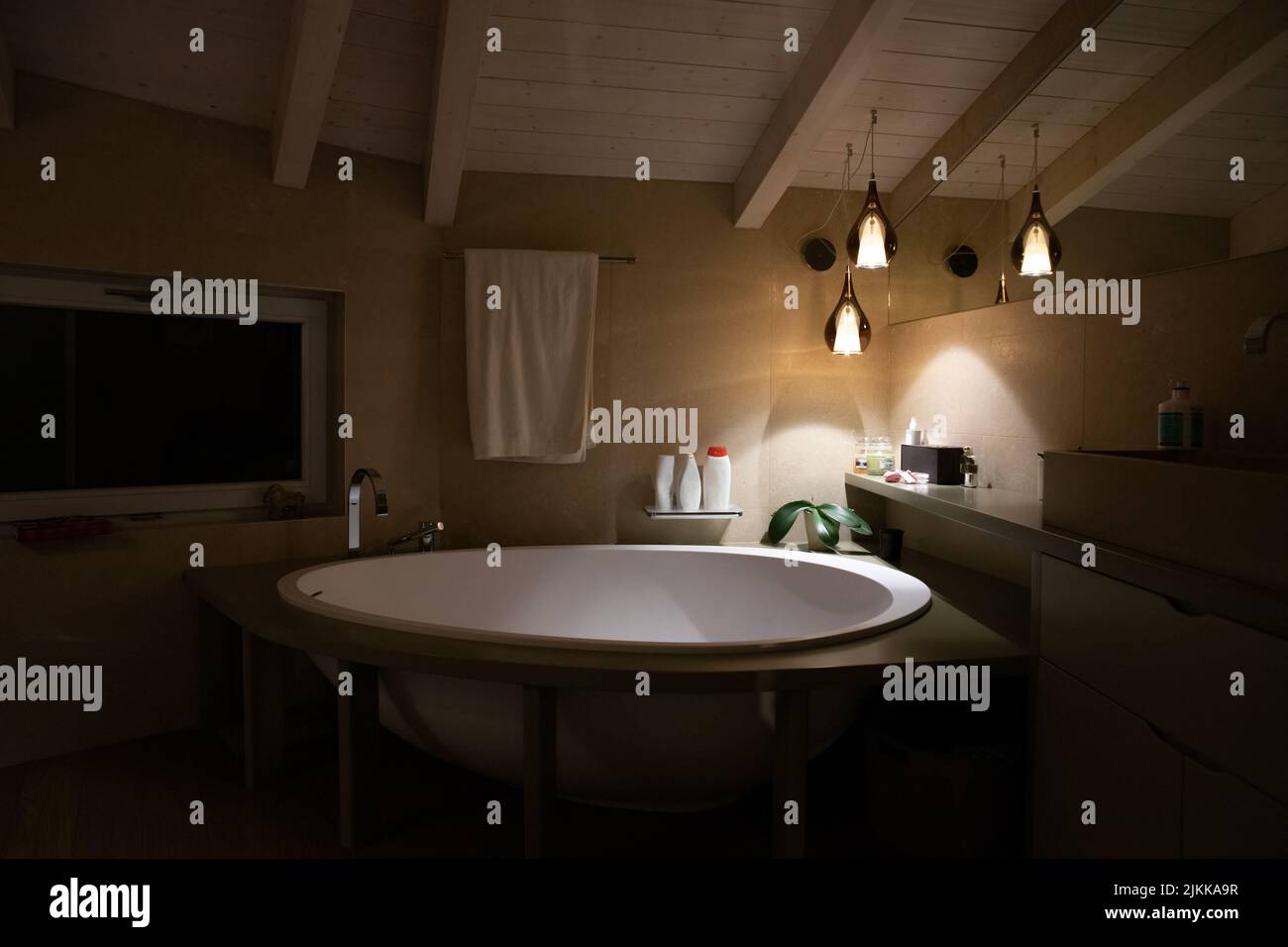 Un interno di un bagno in stile moderno Foto Stock