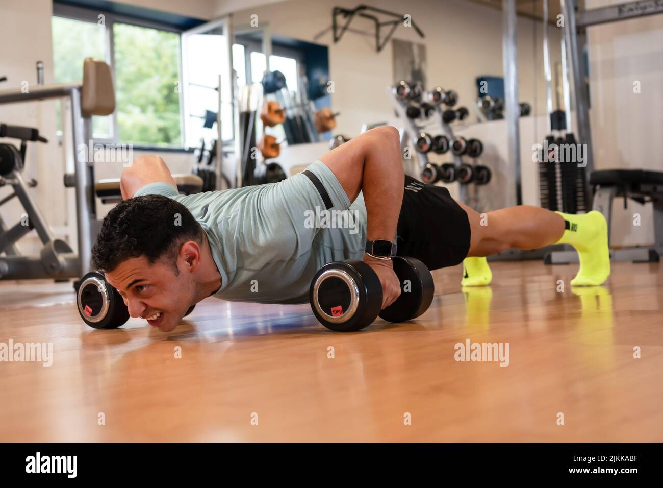 Atleta uomo in palestra facendo pesi Foto Stock