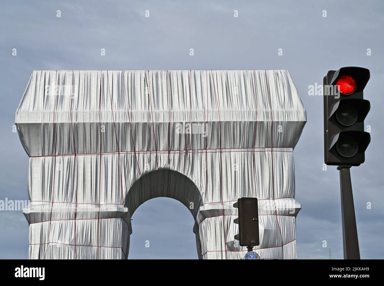 L'Arco di Trionfo di Parigi avvolto in tessuto blu argenteo e corda rossa come progetto postumo Foto Stock