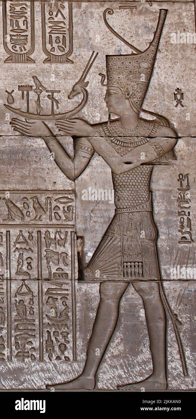 LA DEA HATHOR NEL TEMPIO EGIZIO DI DENDARA Foto Stock